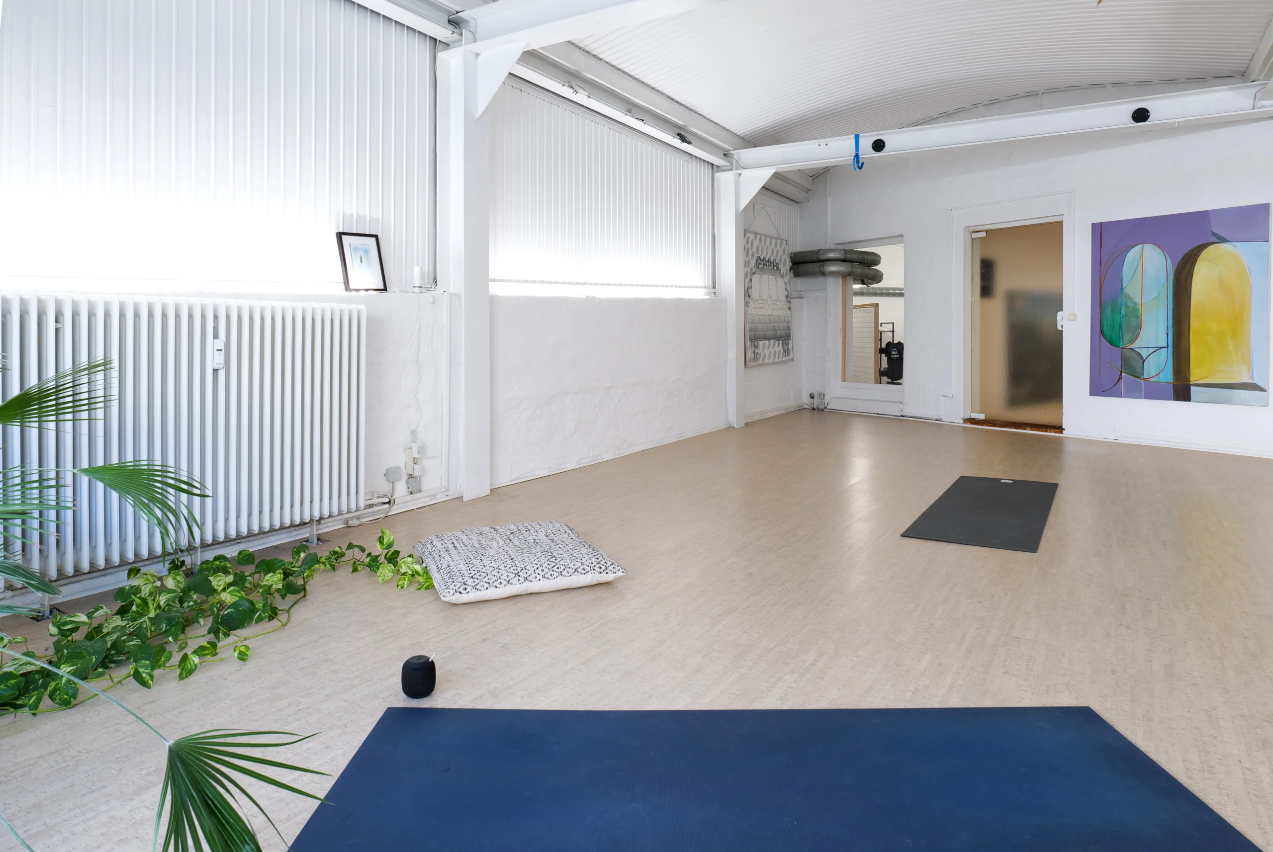 Yogastudio mit Kunst für Wellness-Workshops und Content-Produktion in Düsseldorf