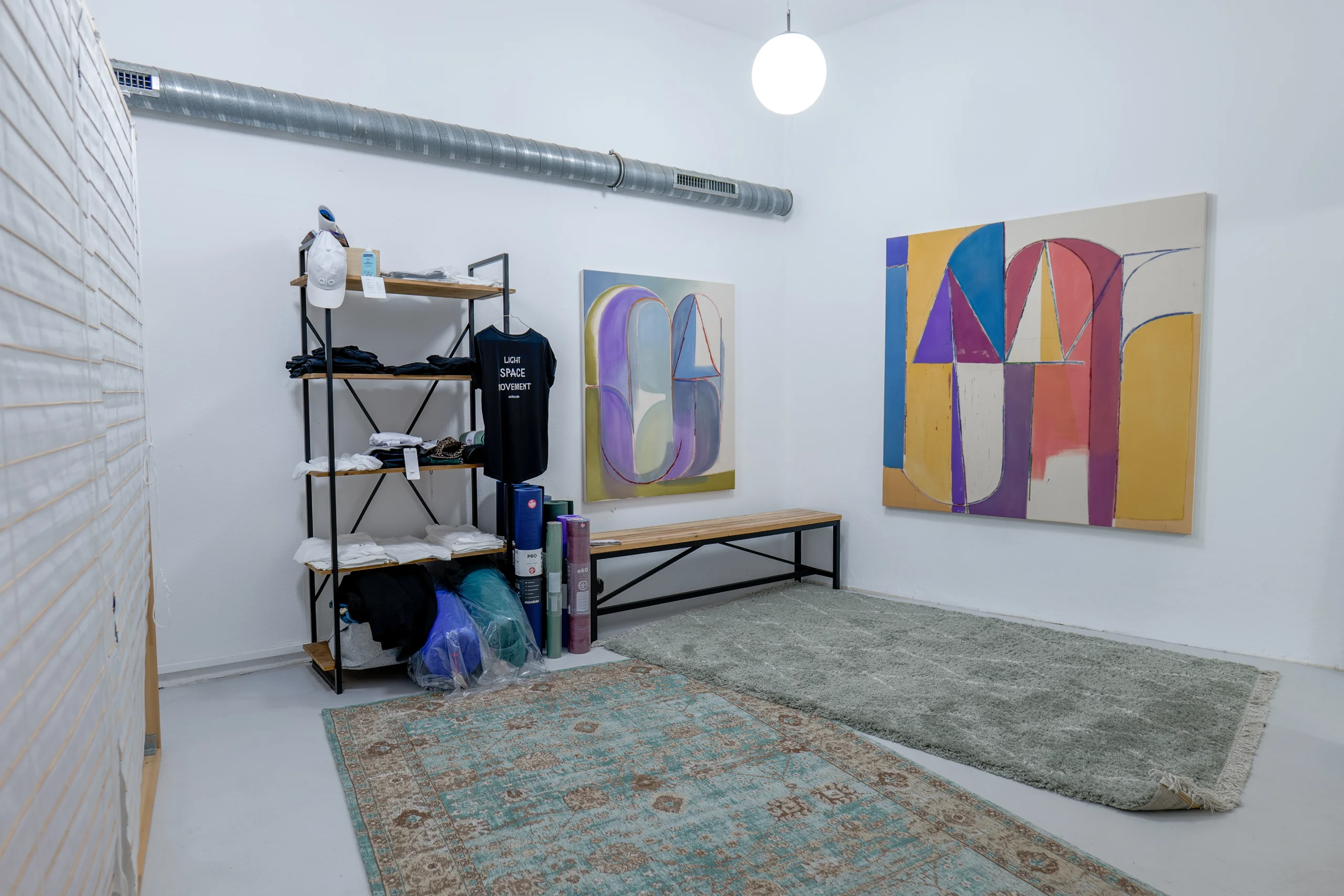 Nebenraum mit Kunst und Yoga-Ausstattung im mietbaren Studio in Düsseldorf