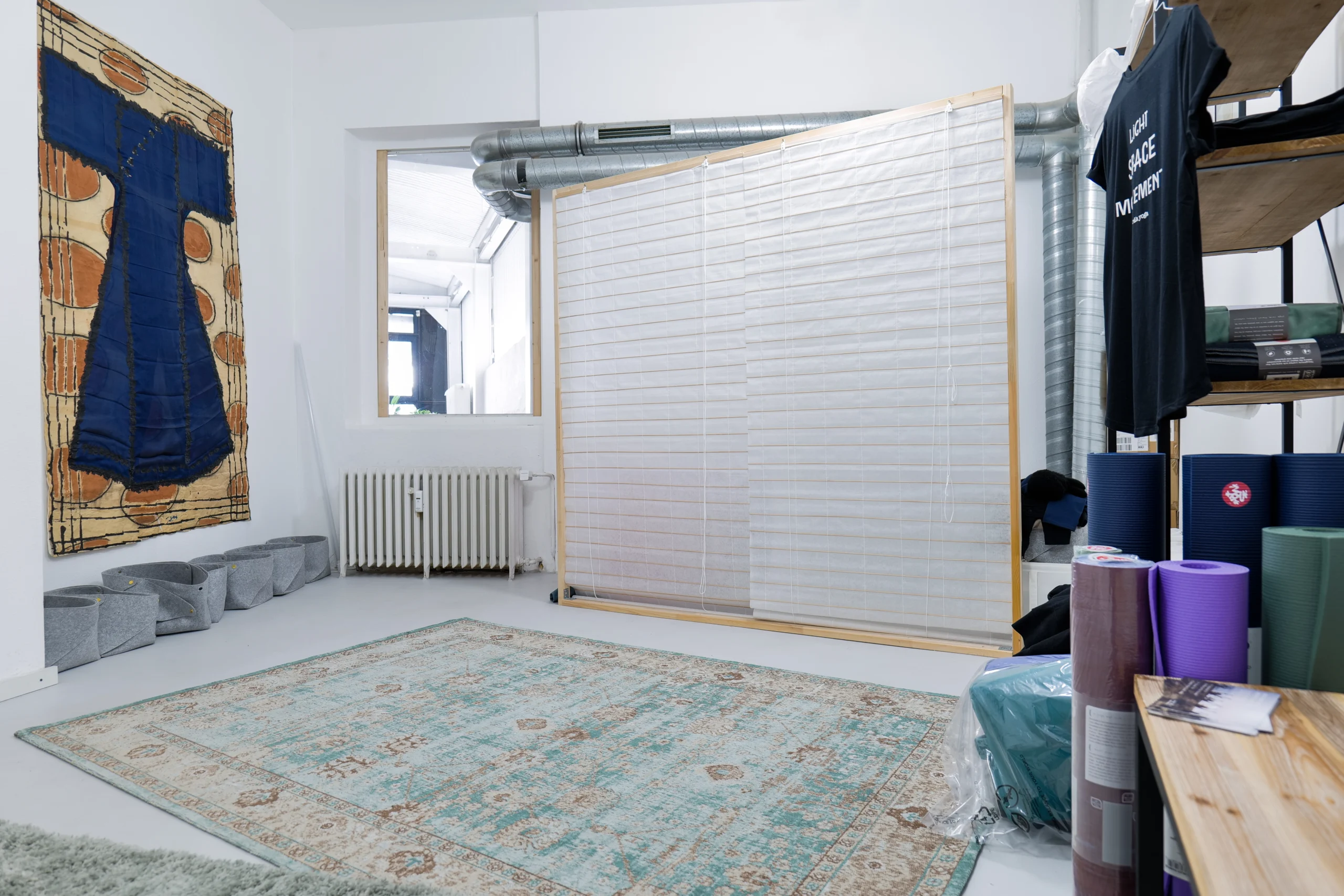 Umkleide mit Kunst und Yoga-Ausstattung im Studio in Düsseldorf